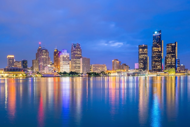 Skyline de Detroit dans le Michigan, USA au coucher du soleil tourné de Windsor, Ontario Canada