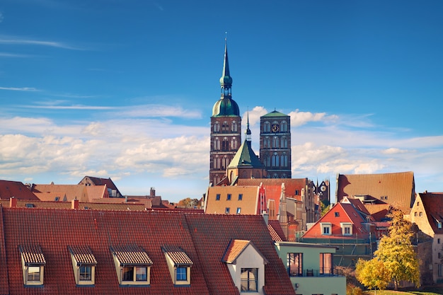 Skyline avec deux tours de l'église médiévale de Saint-Nicolas à Stralsund, Allemagne