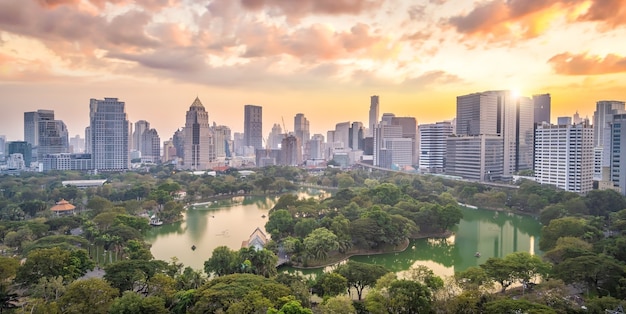 Skyline du centre-ville de Bangkok avec le parc Lumpini depuis la vue de dessus en Thaïlande au coucher du soleil