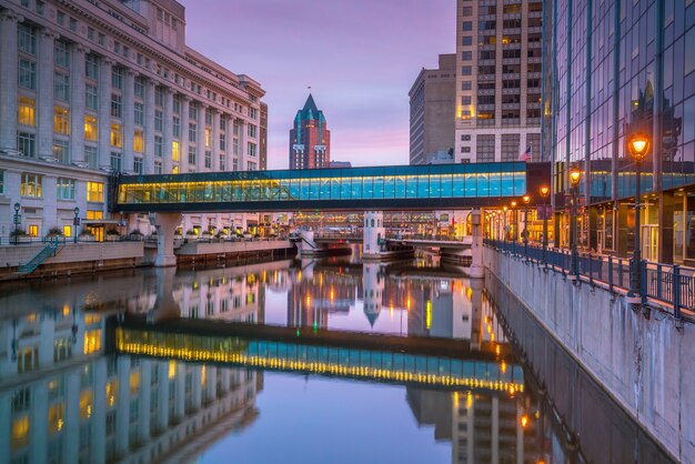 Skyline du centre-ville avec des bâtiments à Milwaukee au crépuscule, dans le Wisconsin USA