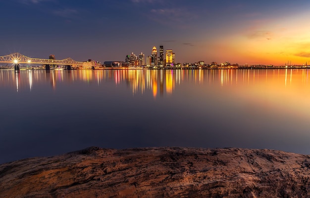 Skyline du centre-ville illuminé de Louisville dans le Kentucky USA