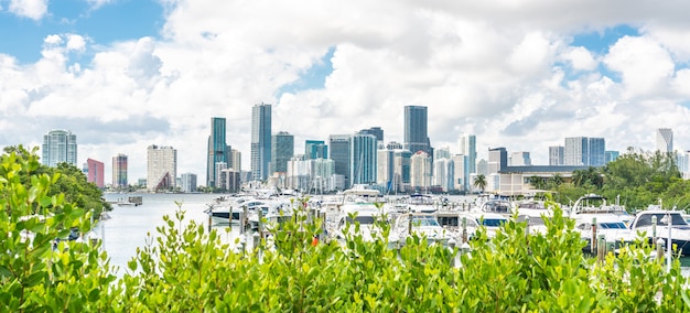 Skyline du centre-ville de Miami en journée avec Biscayne Bay et yachts