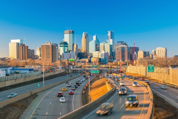 Skyline du centre-ville de Minneapolis dans le Minnesota, USA au coucher du soleil