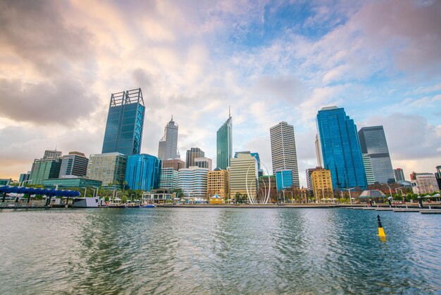 Skyline du centre-ville de Perth en Australie au crépuscule