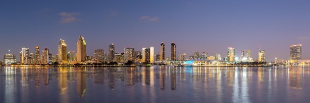 Skyline du centre-ville de San Diego avec panorama sur le front de mer en Californie aux États-Unis