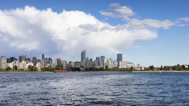 Skyline du centre-ville de vancouver avec nuages et arc-en-ciel