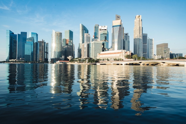 Skyline du quartier des affaires de Singapour et gratte-ciel dans la matinée à Marina Bay, Singapour.