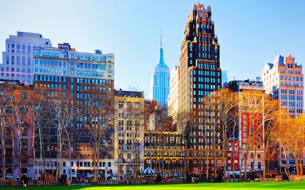 Skyline avec gratte-ciel et paysage urbain américain à Bryant Park à Midtown Manhattan, New York, États-Unis. Les états-unis d'Amérique. New York, États-Unis.