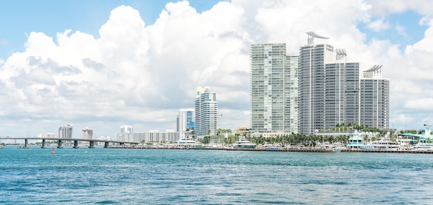 Skyline de Miami avec des gratte-ciels et pont sur la mer