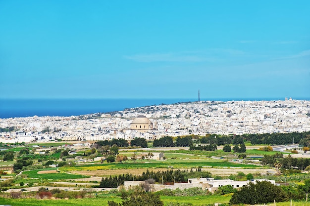 Skyline de Mosta avec rotonde et la vieille ville vue de Rabat, Malte