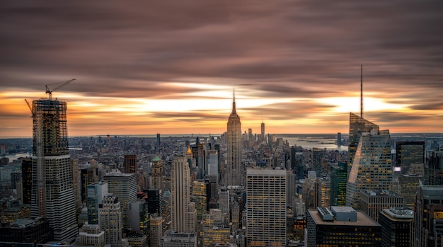 Skyline de New York du haut du Rock Rockefeller Center aux États-Unis au coucher du soleil heure bleue