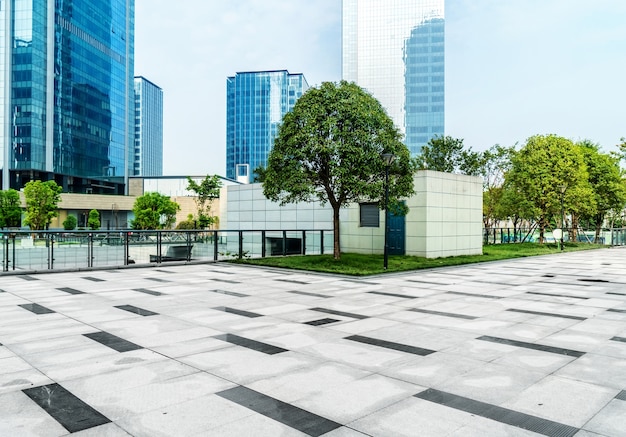 Skyline panoramique et bâtiments avec plancher carré en béton vide