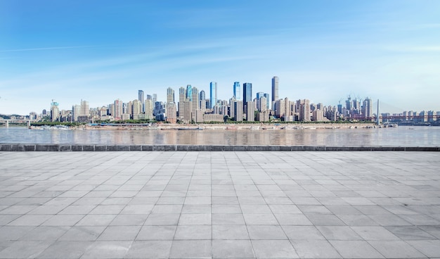 Skyline panoramique et bâtiments avec plancher carré en béton vide