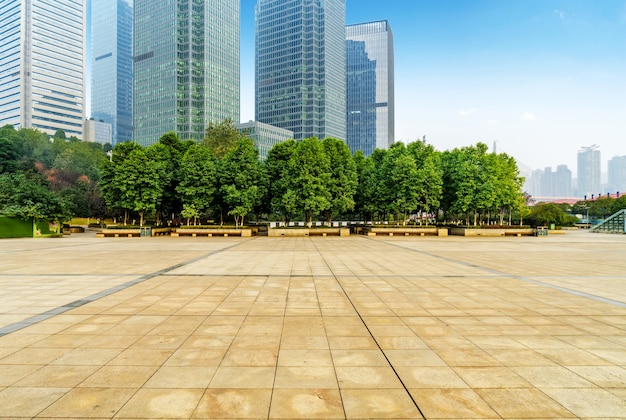 Skyline panoramique et bâtiments avec plancher carré en béton vide