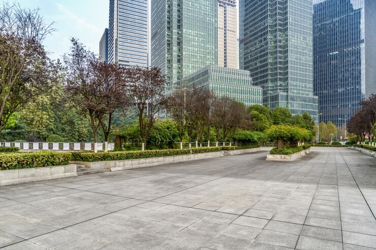 Photo skyline panoramique et bâtiments avec plancher carré en béton vide
