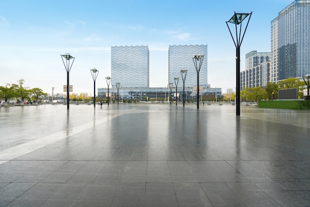 Skyline panoramique et bâtiments avec sol carré en béton vide