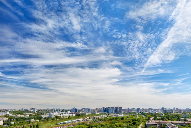 Skyline panoramique moderne de la ville vue de jour avec les gratte-ciel de la ville sous un magnifique ciel bleu à Kiev