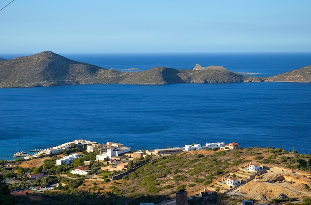 Skyline panoramique avec des montagnes dans la mer bleue en Grèce sur l'île de Crète