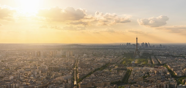 Skyline de Paris au coucher du soleil avec la Tour Eiffel