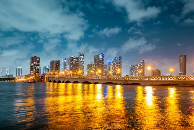 Skyline de paysage urbain de miami en floride sur le panorama de la baie de biscayne au crépuscule avec des gratte-ciel urbains et un pont o