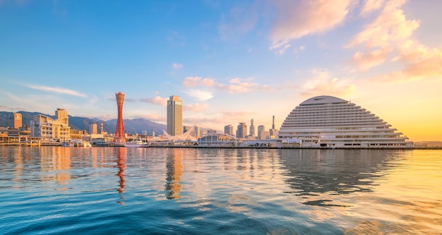 Skyline et port de Kobe au Japon au crépuscule