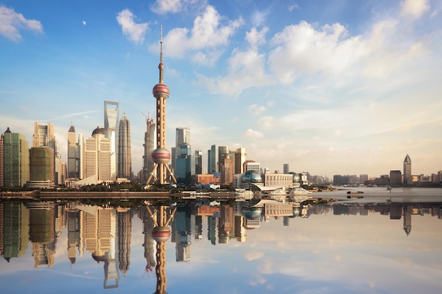 Photo skyline de shanghai au crépuscule avec réflexionchine