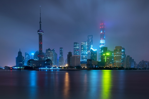 Skyline de Shanghai dans le quartier central des affaires de Lujiazui Pudong près de la rivière Huangpu à Shanghai, en Chine.