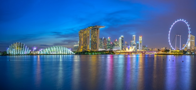 Skyline De Singapour Avec Des Bâtiments Historiques Dans La Nuit