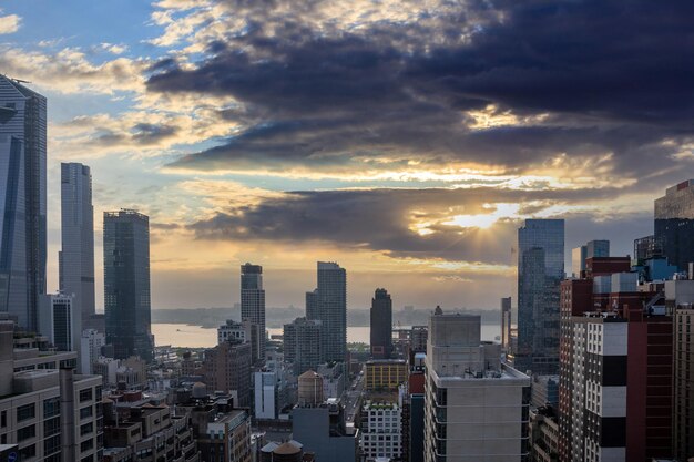 Skyline de la ville de New York Vue aérienne des gratte-ciel de NY Manhattan ciel nuageux au coucher du soleil