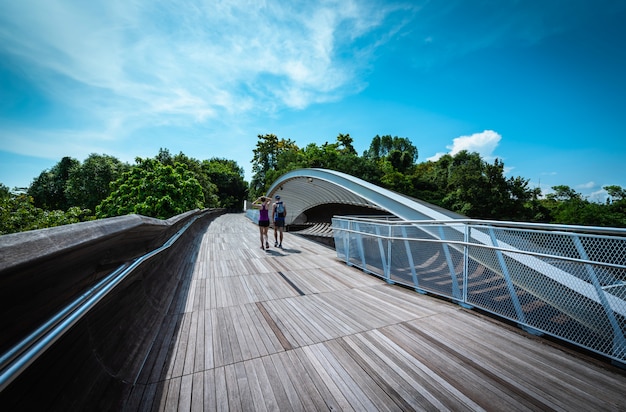 Skyline de la ville de Singapour et vue sur les gratte-ciel sur le pont Henderson pendant la journée.