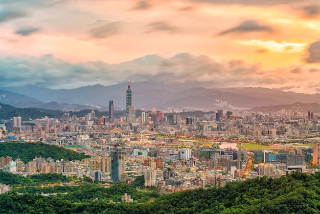 Skyline de la ville de Taipei au crépuscule à Taiwan