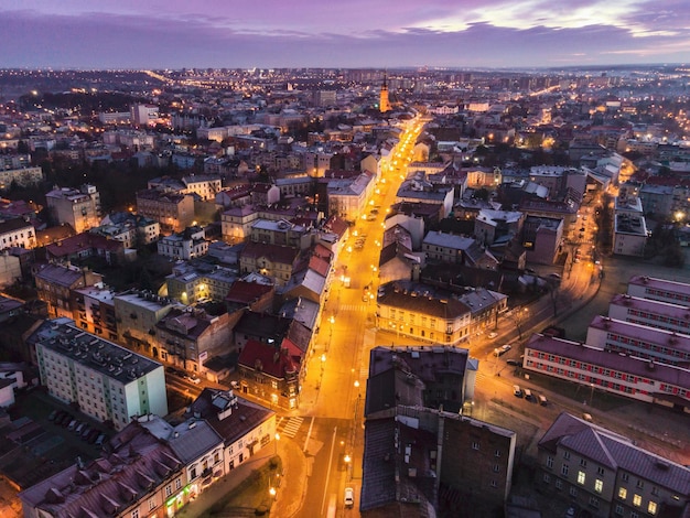 Skyline de la ville de Tarnow dans la région de Malopolska en Pologne au crépuscule