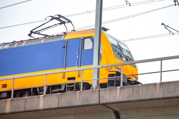 Skytrain Dans La Ville D'amsterdam. Train De Voyageurs Aux Pays-bas.