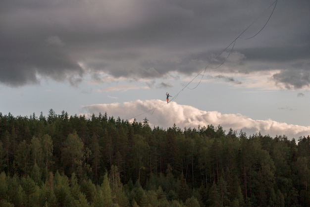 Slackline à haute altitude. Un homme marchant sur une corde raide