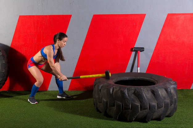 Sledgehammer Tire frappe une femme au gymnase