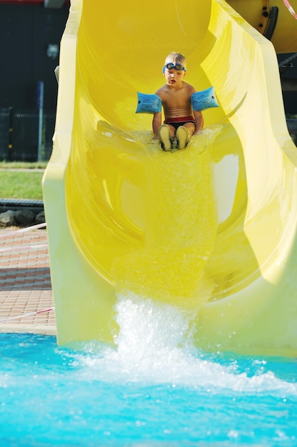 Slide d'eau amusant sur la piscine extérieure