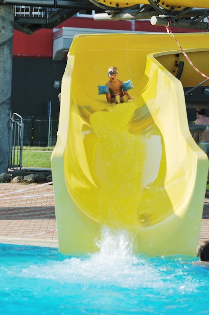 Slide d'eau amusant sur la piscine extérieure