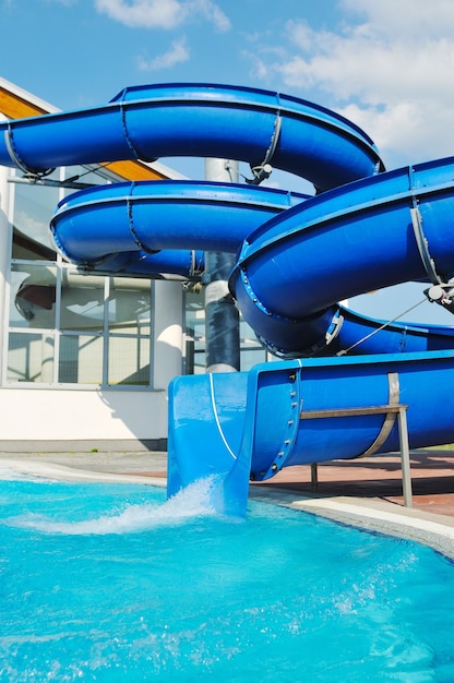 Slide d'eau amusant sur la piscine extérieure