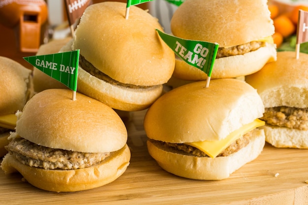 Sliders avec plateau de légumes sur la table pour la fête du football.