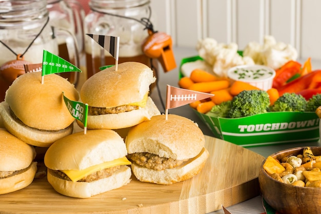 Sliders avec plateau de légumes sur la table pour la fête du football.