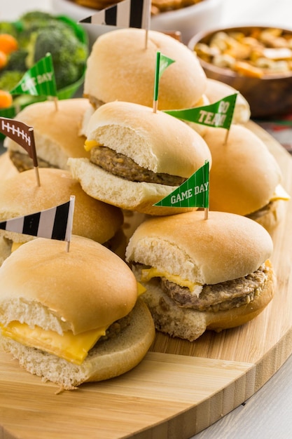 Sliders avec plateau de légumes sur la table pour la fête du football.