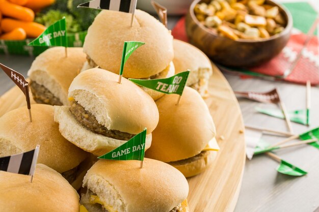 Sliders avec plateau de légumes sur la table pour la fête du football.