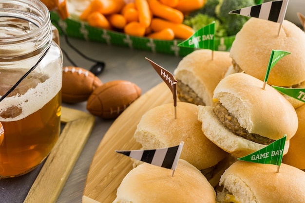 Sliders avec plateau de légumes sur la table pour la fête du football.