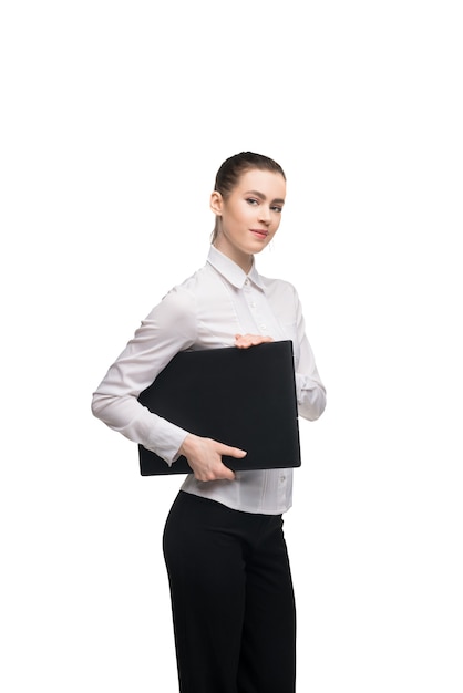 Slim entrepreneur en tenue de soirée portant un ordinateur portable