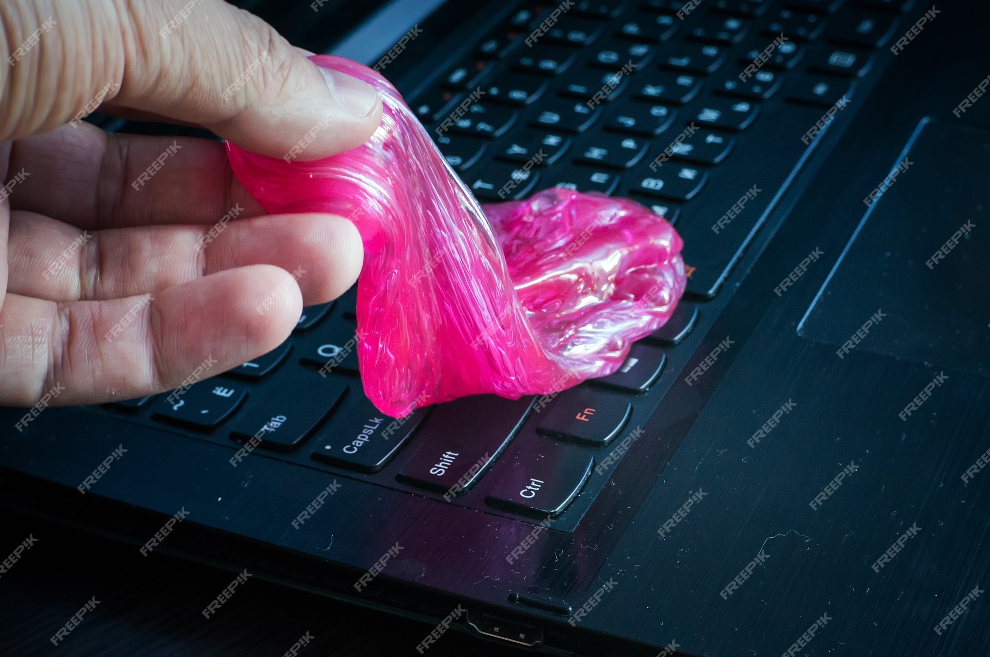 Slime Est L'outil Ultime Pour Nettoyer Le Clavier De La Poussière Et