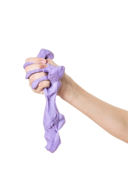 Slime lilas et main droite de bébé isolé sur fond blanc. Jeu d'enfants populaire.