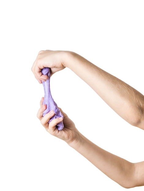 Slime violet dans les mains des enfants isolés sur fond blanc. Jeu d'enfants populaire.