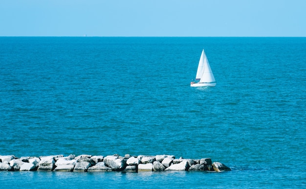 Sloop gréé bateau naviguant sur la côte de Rimini, Italie