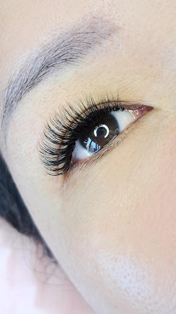 Slose up of eye avec des extensions de cils dans un salon de beauté macro eye