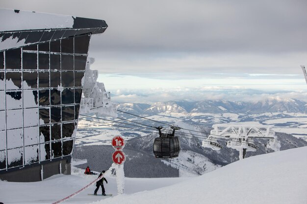 Slovaquie Jasna 3 février 2022 cabine de téléski au sommet de la montagne Chopok